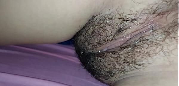 trendsEncuentro a mi Prima viendo porno y desnuda en la cama su coño esta mojado